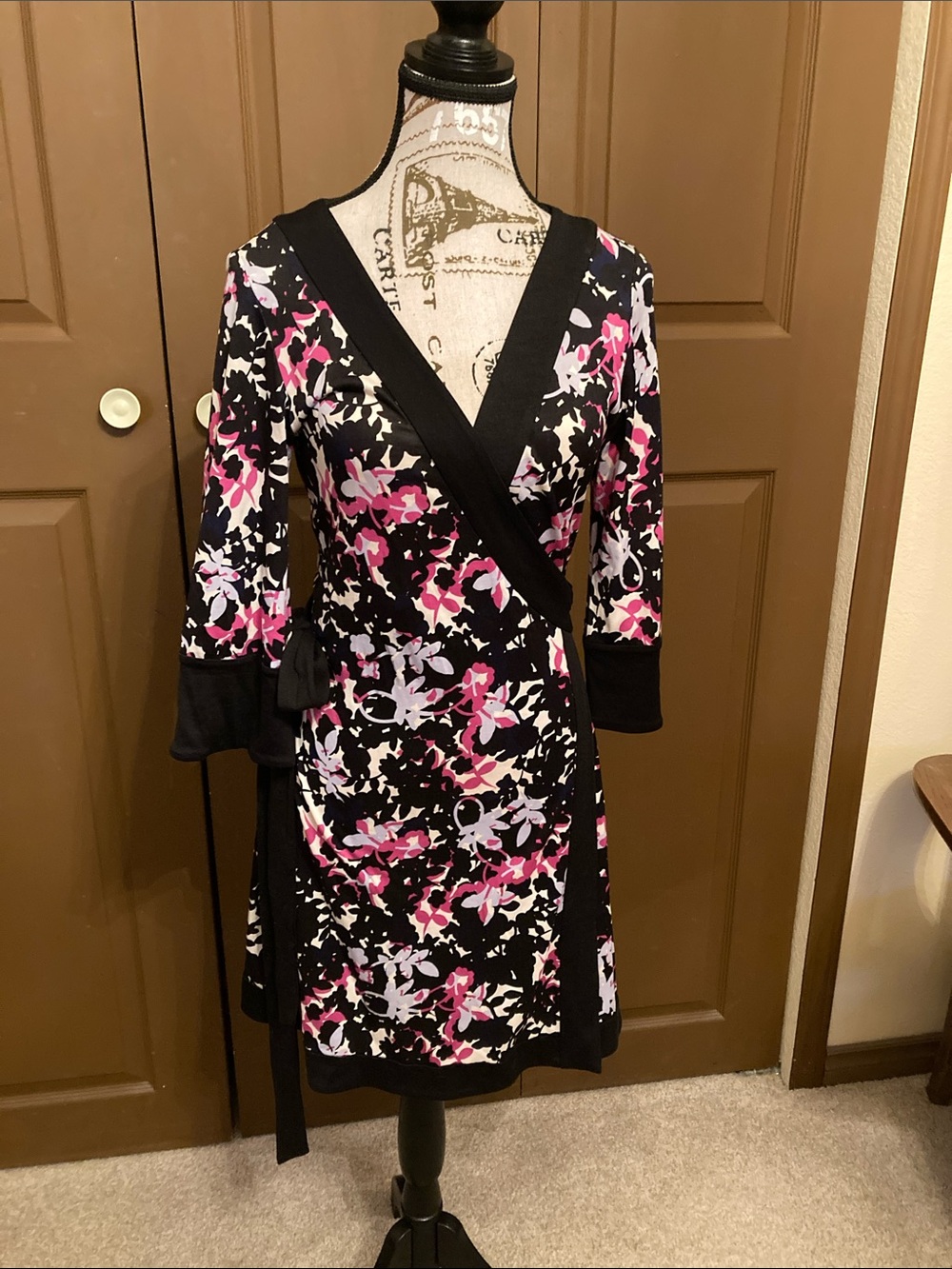 DIANE von FURSTENBERG 100% Silk Floral Print Wrap Dress Like New!